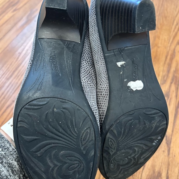 Earth Gray Textured Women's Heels - Picture 7 of 7